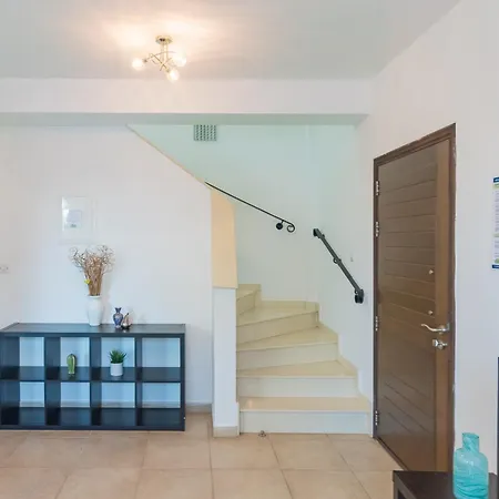 Rosita Villa *